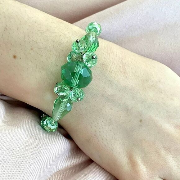 Green beaded  glass bracelet on stretchy cord - Picture 2 of 10